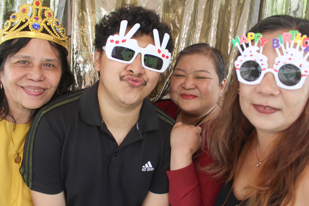 picture of people who poses on photobooth with props 